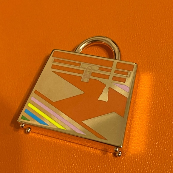 NEW HERMÈS CURIOSITE KELLY LAQUE H
VIBRATION CHARM - Picture 13 of 16
